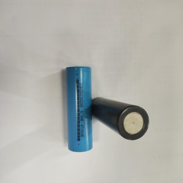 High-quality lithium battery cells arranged in cartons